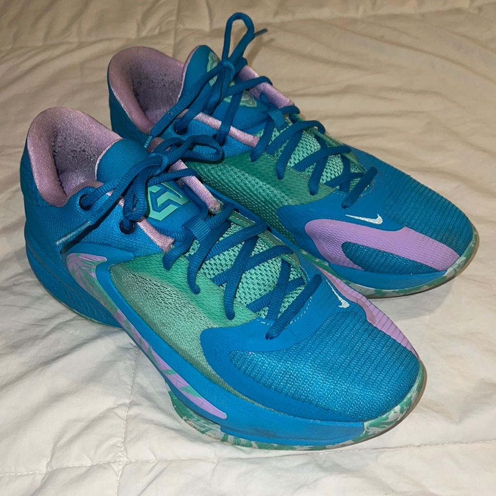 Men’s size 8 Giannis Antetokounmpo Nike Freak 5 basketball sneakers